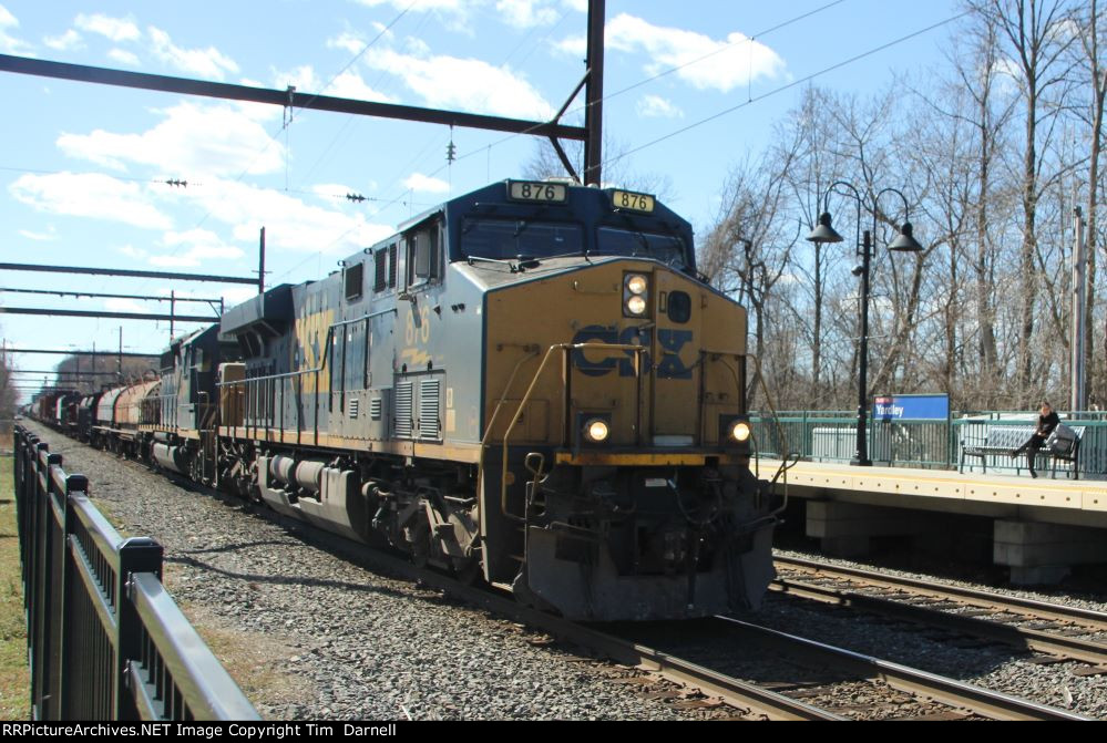 CSX 876 leads M404